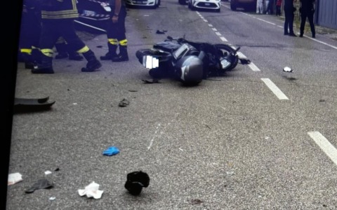 A 14 anni guida il suv della mamma e investe un motociclista