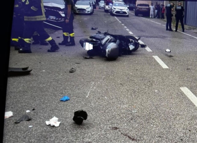 A 14 anni guida il suv della mamma e investe un motociclista