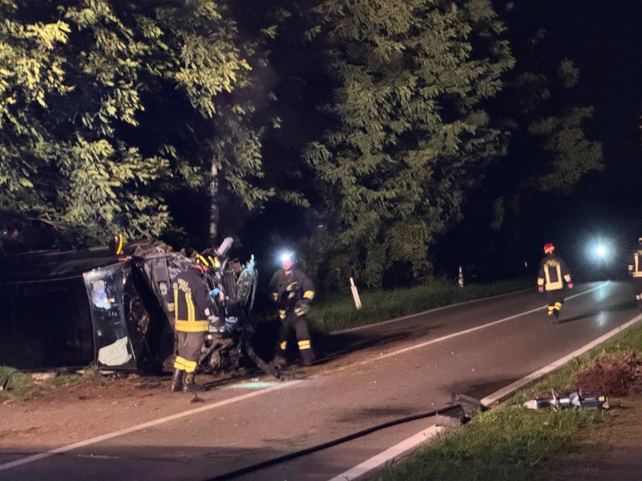 Ennesimo incidente in via Manzoni, un’auto si ribalta