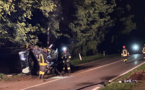 Ennesimo incidente in via Manzoni, un’auto si ribalta