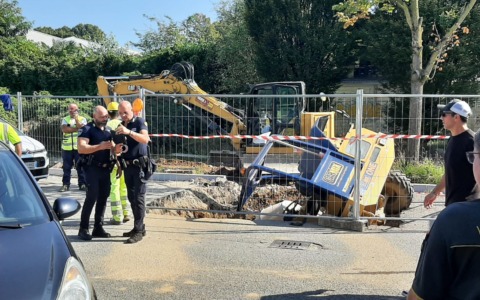 Finisce con la betoniera negli scavi della Metrotranvia, grave un operaio