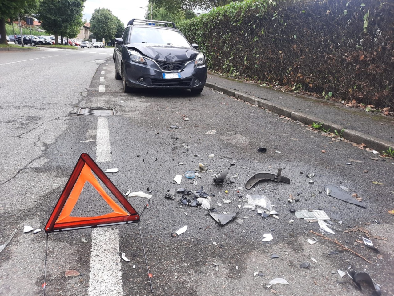 Perde il controllo dell’auto e finisce contro una vettura in sosta