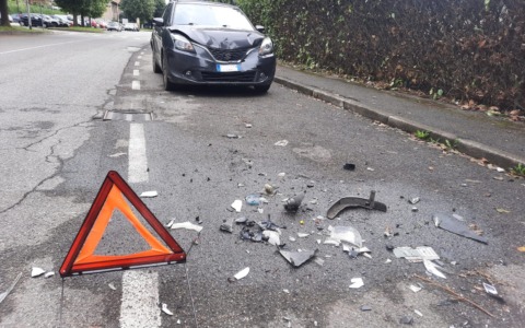 Perde il controllo dell’auto e finisce contro una vettura in sosta
