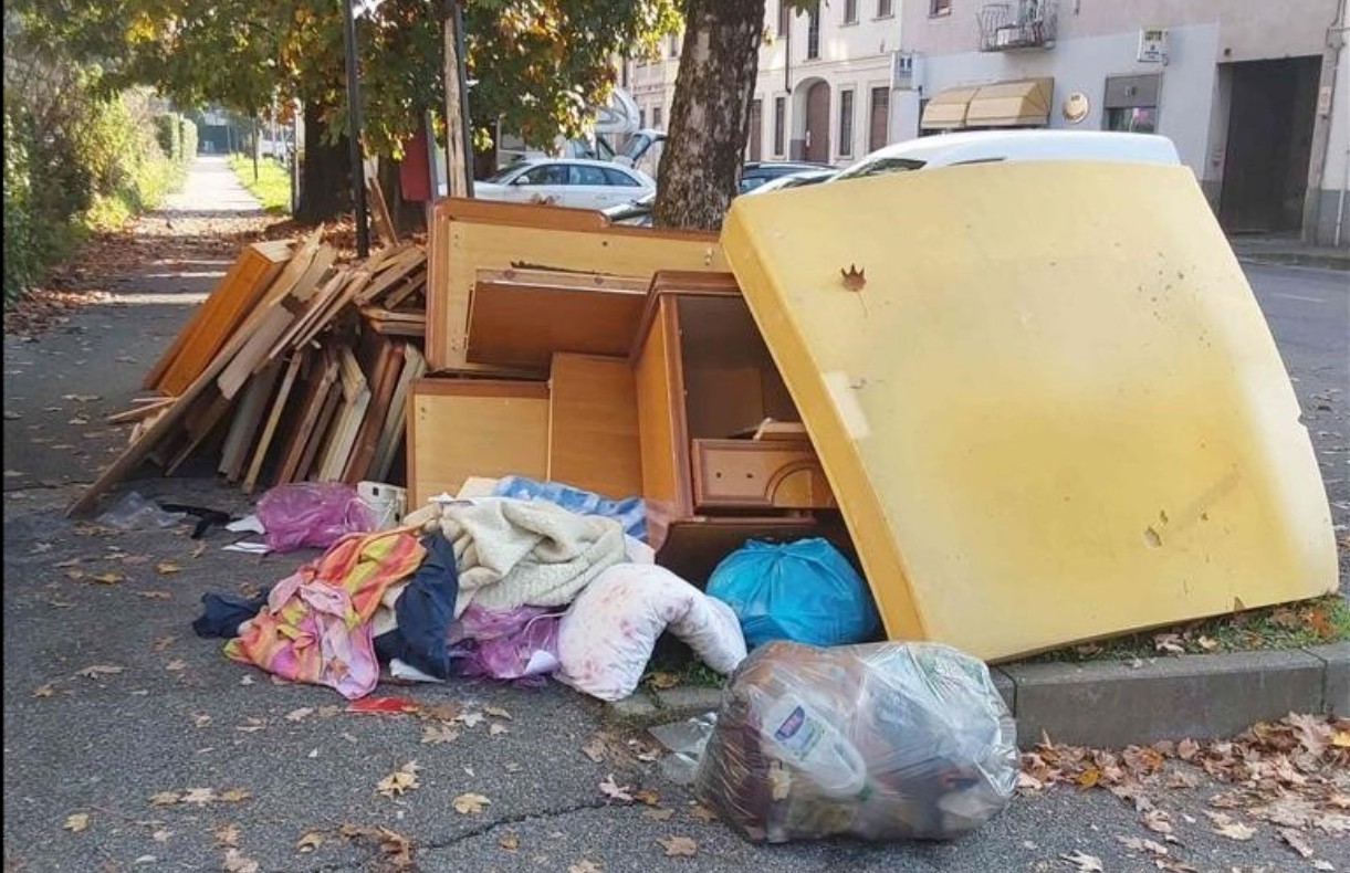 Denunciata per abbandono di rifiuti in strada