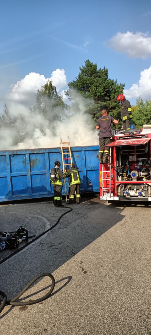 Autocarro in fiamme nel parcheggio della stazione