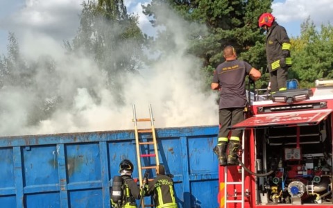 Autocarro in fiamme nel parcheggio della stazione