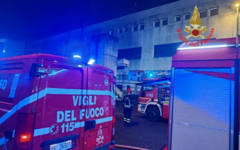 Incendio in un capannone dismesso, senzatetto soccorso e portato in ospedale