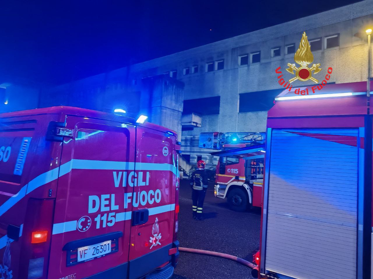 Incendio in un capannone dismesso, senzatetto soccorso e portato in ospedale