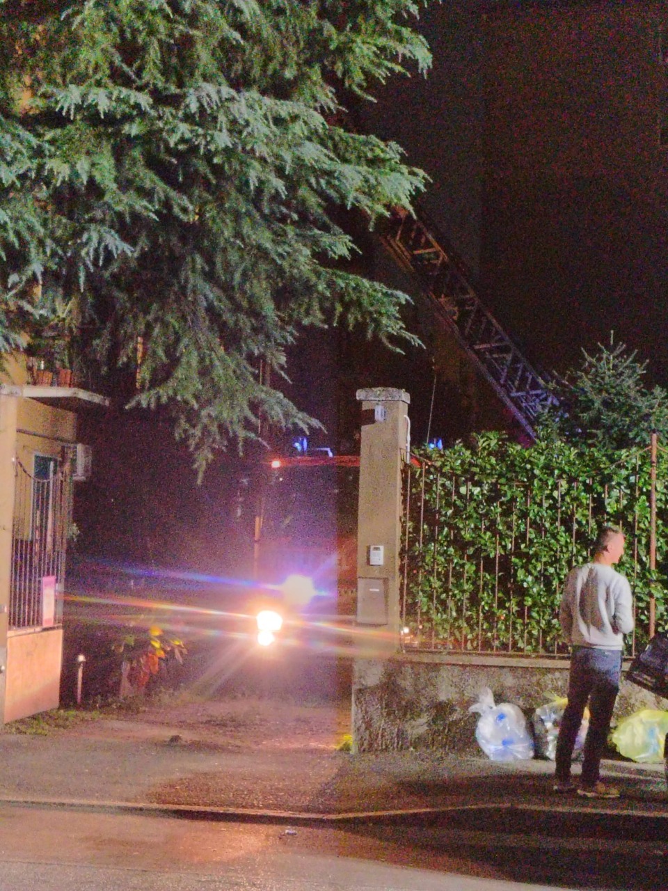 In silenzio da giorni, trovato morto in casa