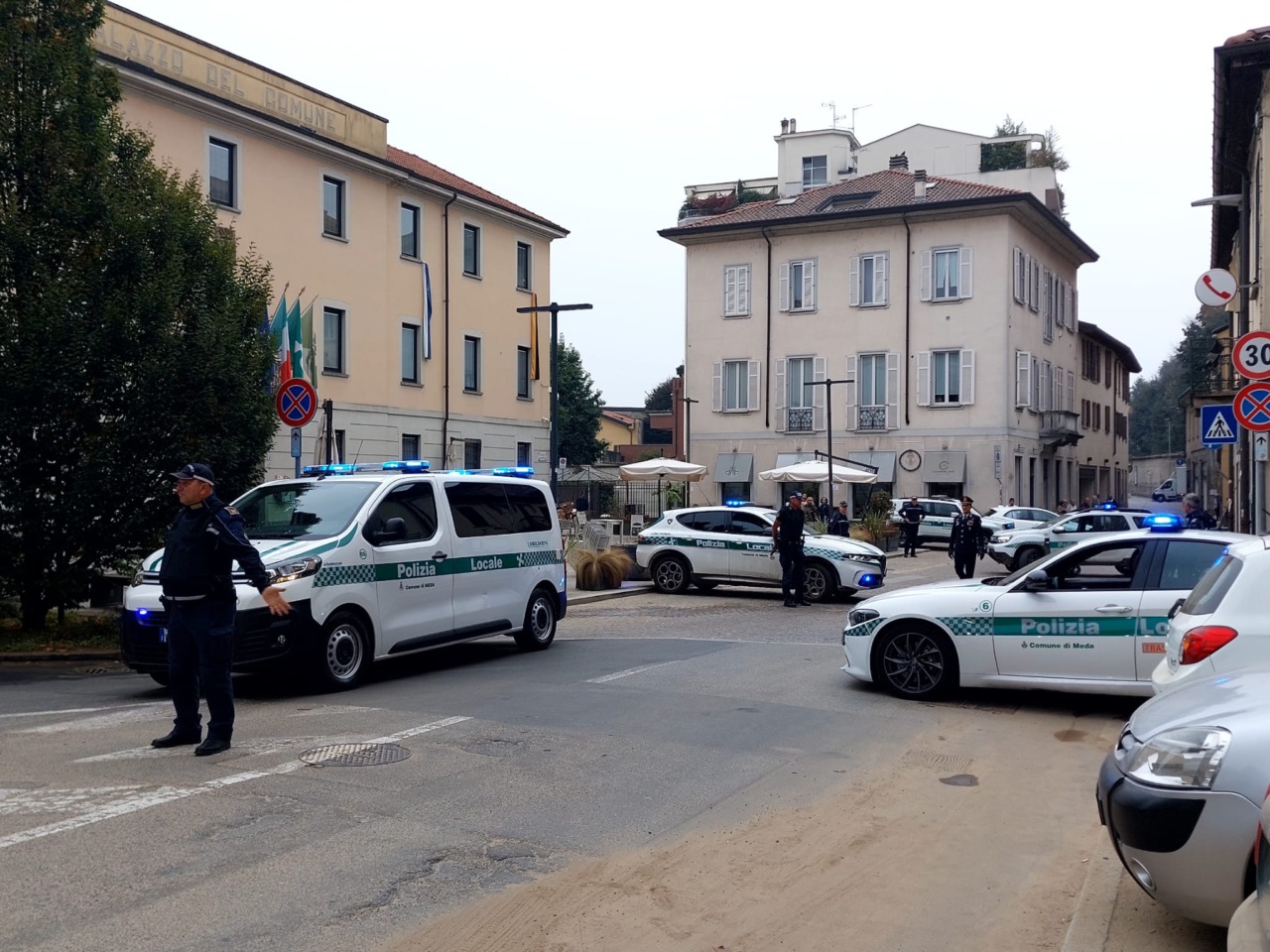 “Aiuto, ci ha puntato una pistola”, paura in centro