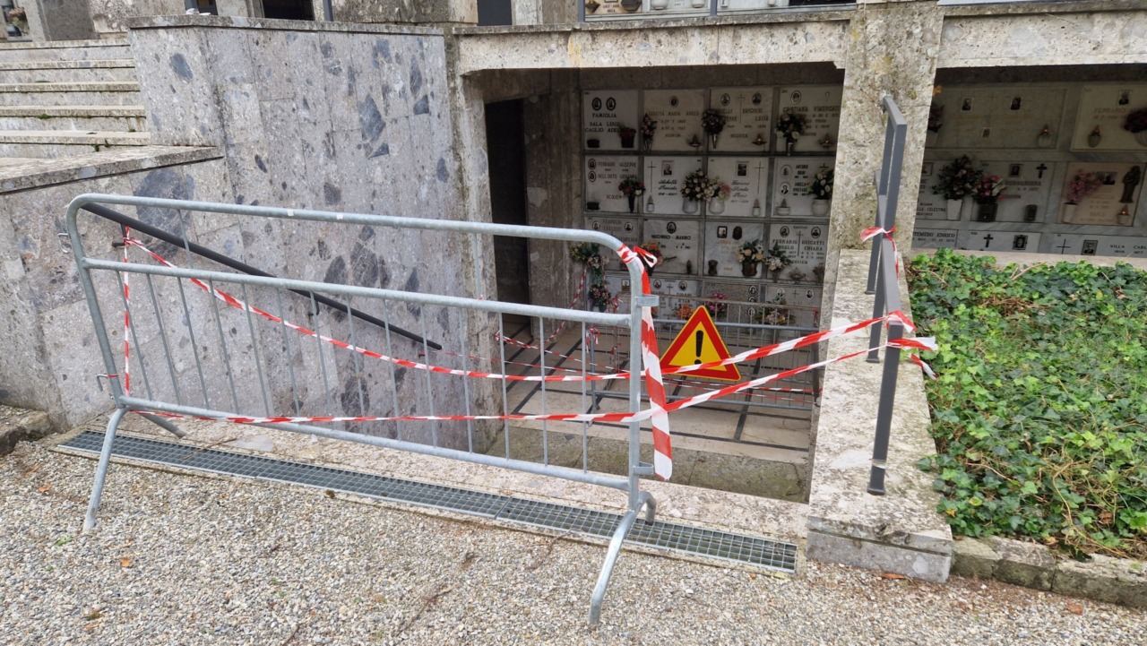 Cantiere “fantasma” ad un anno dal crollo del controsoffitto dei colombari al cimitero