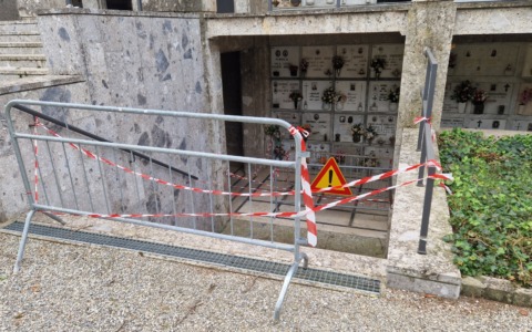 Cantiere “fantasma” ad un anno dal crollo del controsoffitto dei colombari al cimitero