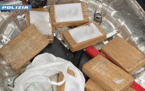 Viaggiava con il bagagliaio pieno di cocaina