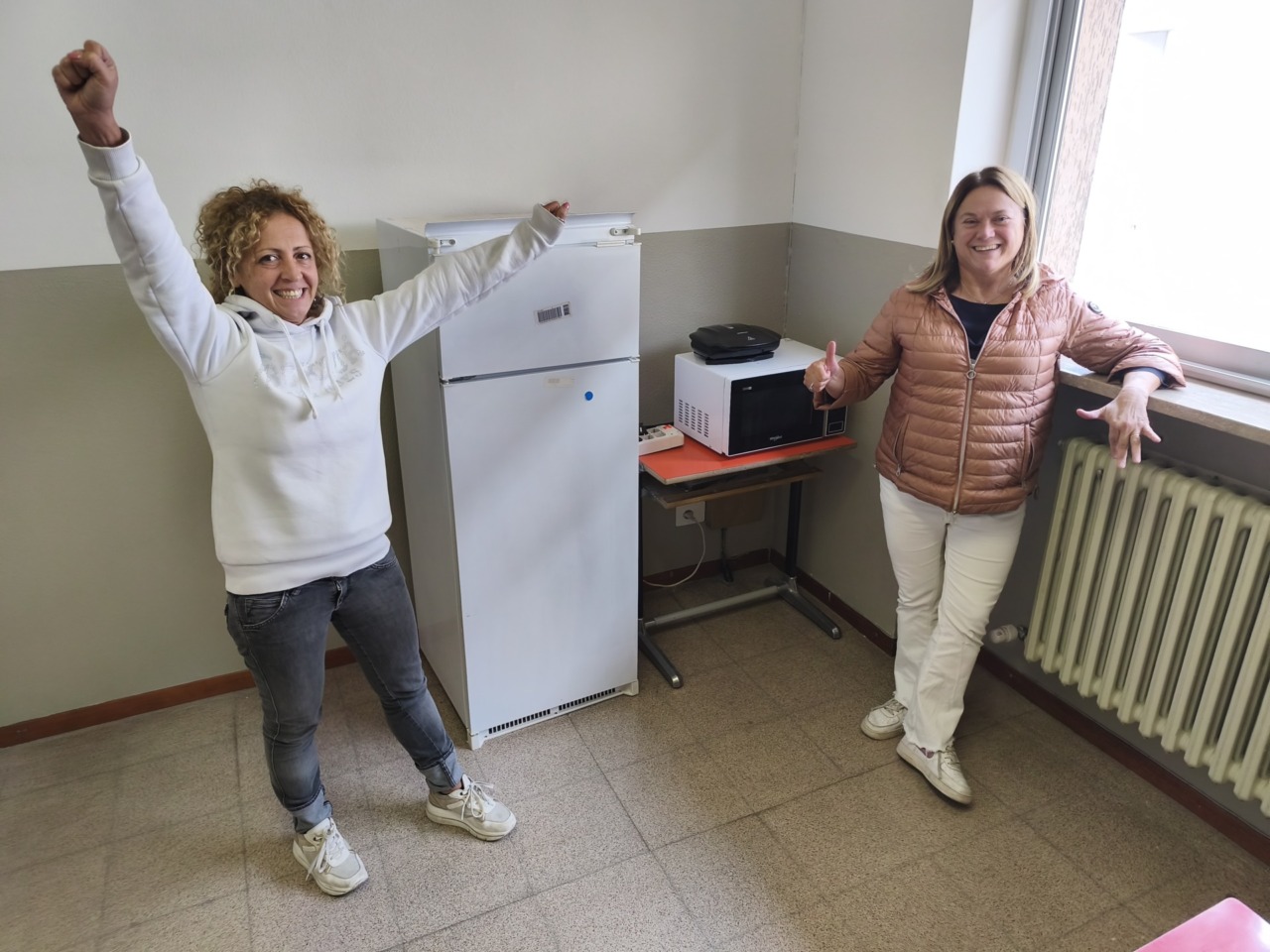 La mensa è troppo cara,   prof improvvisano una cucina a scuola