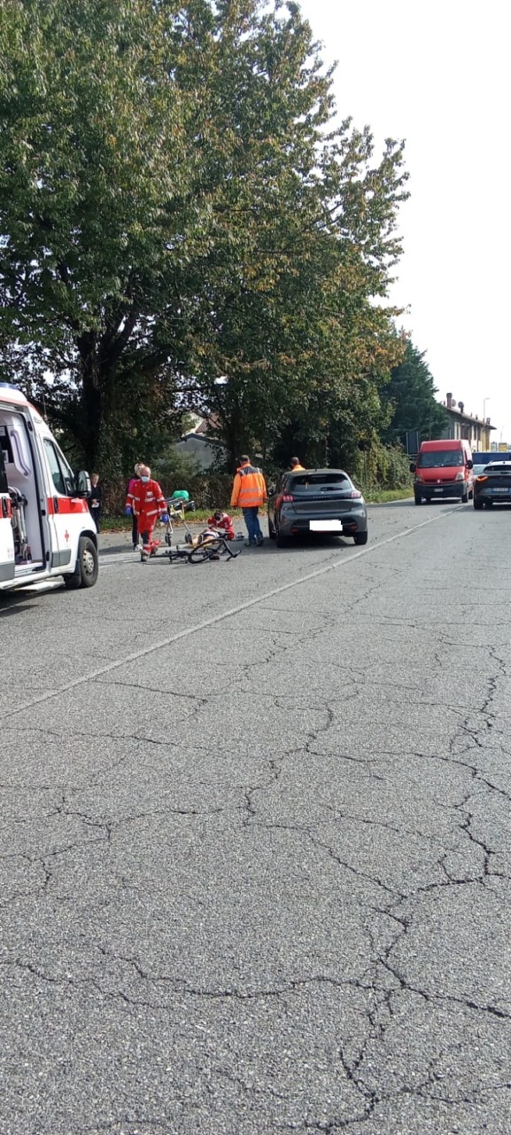 Ciclista investito finisce in ospedale