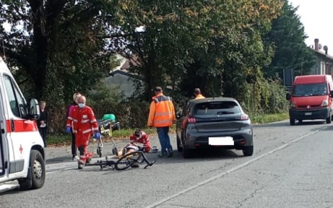 Ciclista investito finisce in ospedale