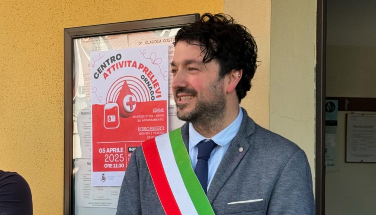 Fa il dito medio al sindaco e lui lo denuncia… sui social