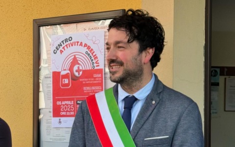 Fa il dito medio al sindaco e lui lo denuncia… sui social