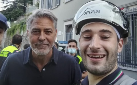 Ha giurato da Vigile del fuoco “l’angelo del fango” amico di Clooney
