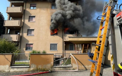 A fuoco un appartamento, evacuato una palazzina