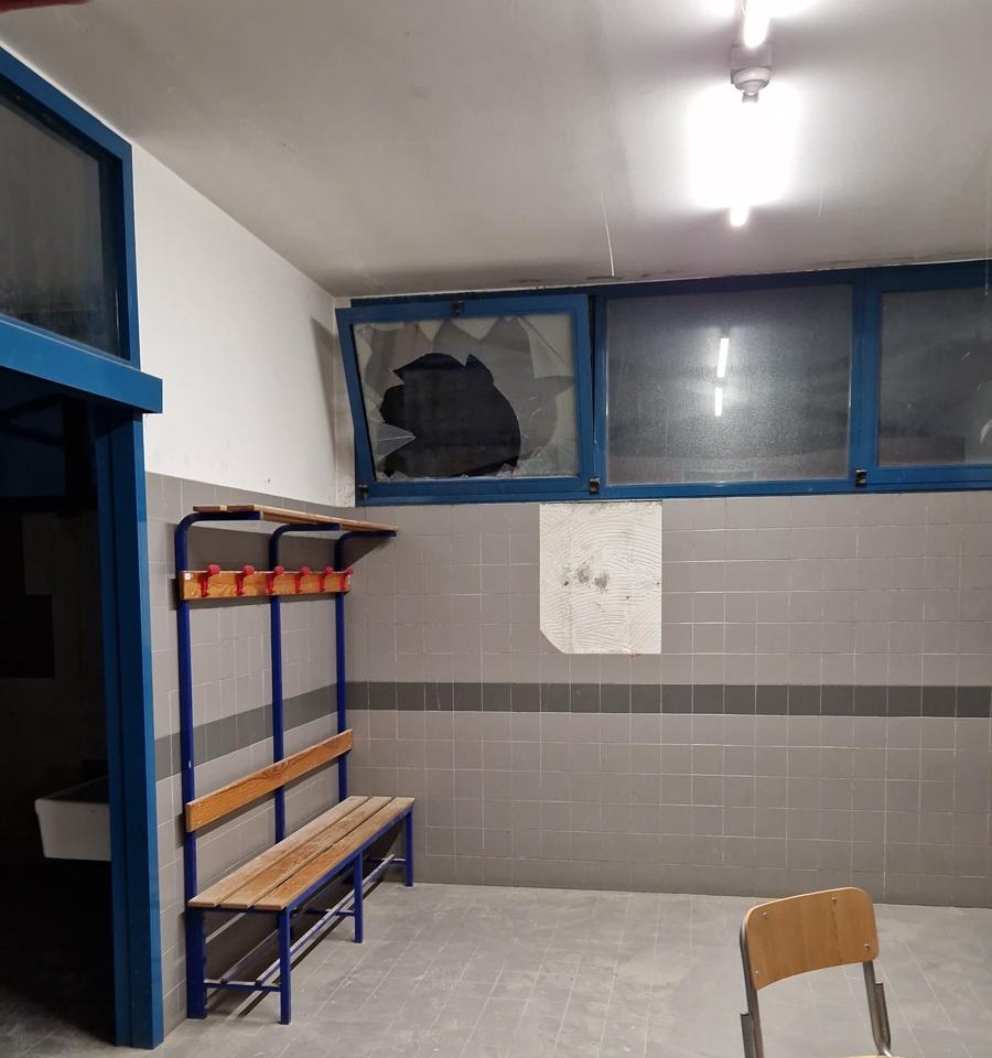 Vandali a scuola a Carate Brianza, danni per oltre tremila euro