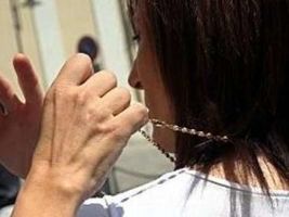 La richiesta di aiuto, poi l’abbraccio e la ladruncola deruba un anziano