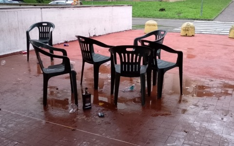 Rifiuti e imbrattamenti davanti alla scuola: beccati i giovanissimi responsabili