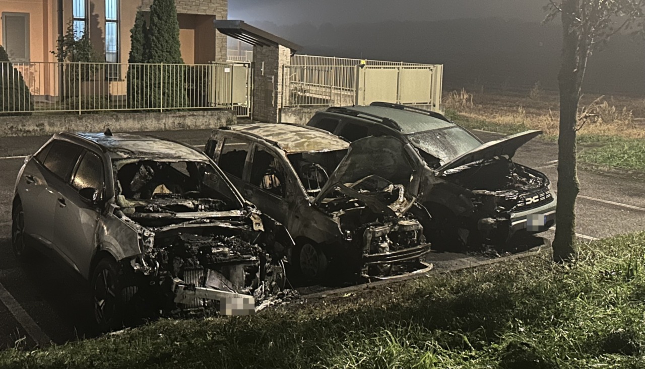 Auto bruciate e muri imbrattati, scoppia la paura in paese
