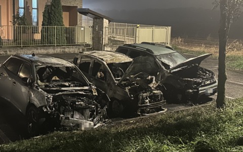 Auto bruciate e muri imbrattati, scoppia la paura in paese