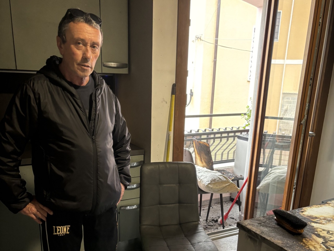La batteria della bici provoca l’incendio, ex pilota intossicato e alloggio inagibile