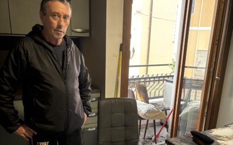 La batteria della bici provoca l’incendio, ex pilota intossicato e alloggio inagibile