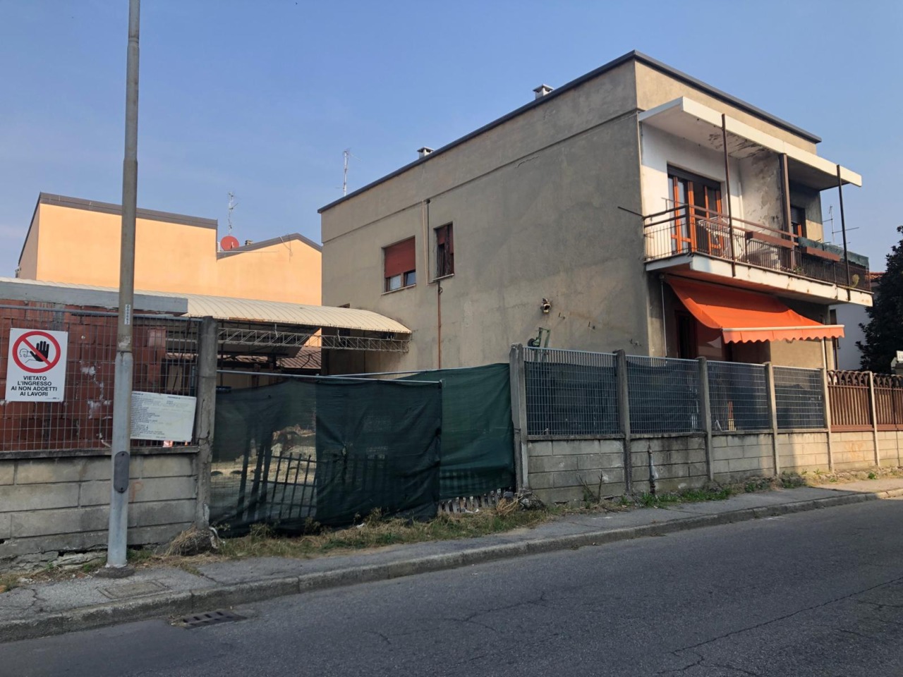 Abusi al centro islamico di via Vercesi, i lavori si fermano ma la preghiera no