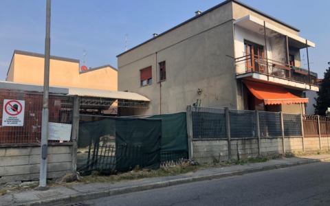 Abusi al centro islamico di via Vercesi, i lavori si fermano ma la preghiera no
