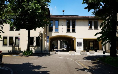 «Dateci subito i vostri due monopattini», 15enne sfregiato al viso, accoltellato l’amico