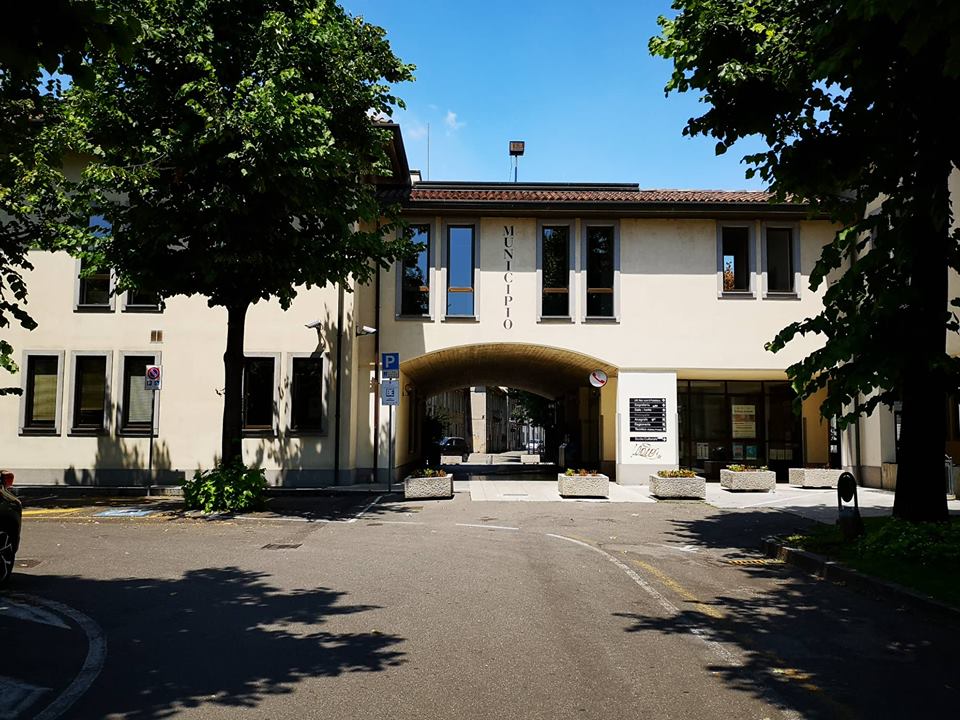 «Dateci subito i vostri due monopattini», 15enne sfregiato al viso, accoltellato l’amico