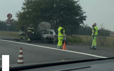 Macchina prende fuoco in Tangenziale: conducente riesce a mettersi in salvo