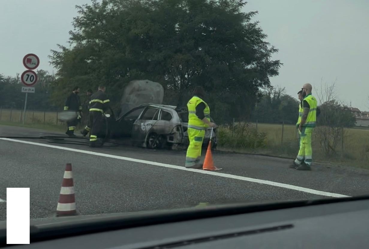 Macchina prende fuoco in Tangenziale: conducente riesce a mettersi in salvo