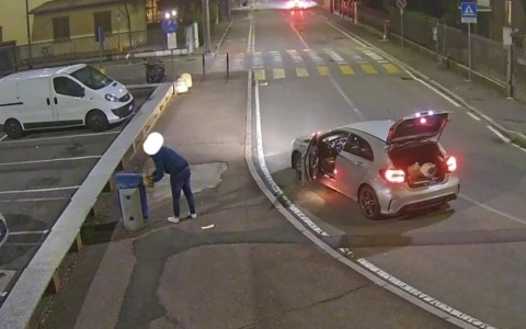 Si ferma in contromano per abbandonare i rifiuti: multato