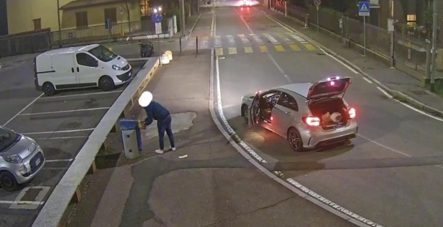 Si ferma in contromano per abbandonare i rifiuti: multato