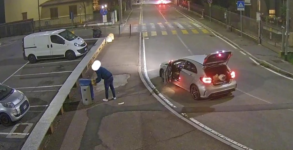 Si ferma in contromano per abbandonare i rifiuti: multato