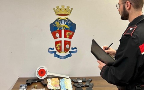 Evade dai domiciliari: preso. Addosso aveva una pistola con alcuni colpi in canna