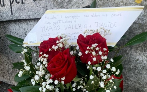 Fiori al monumento ai Caduti dell’Arma dopo la tragedia di Castel D’Azzano