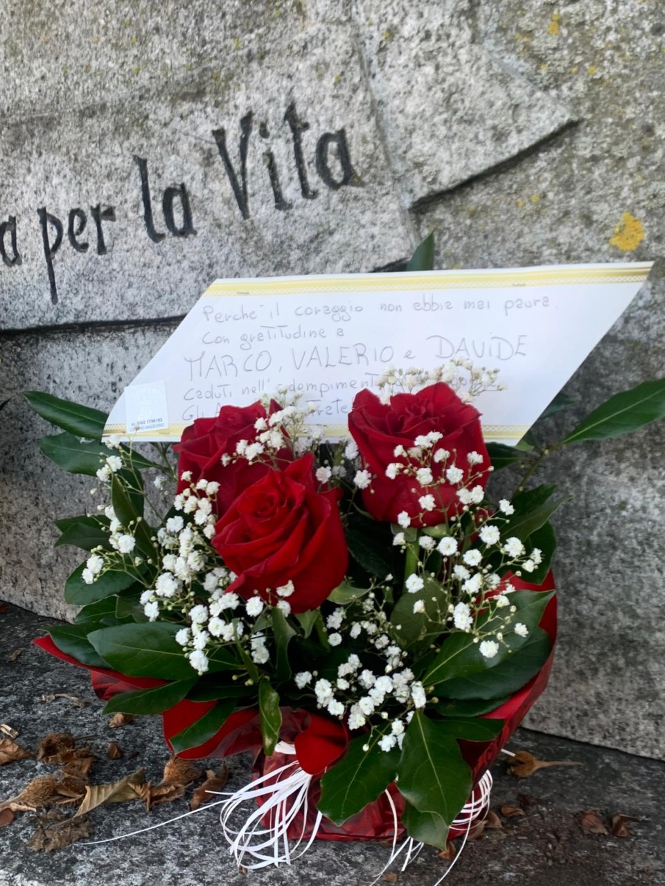 Fiori al monumento ai Caduti dell’Arma dopo la tragedia di Castel D’Azzano