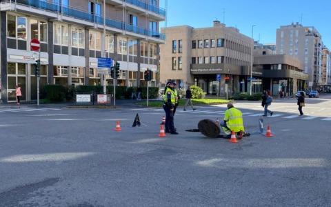 Cede ancora l’asfalto,  strada transennata