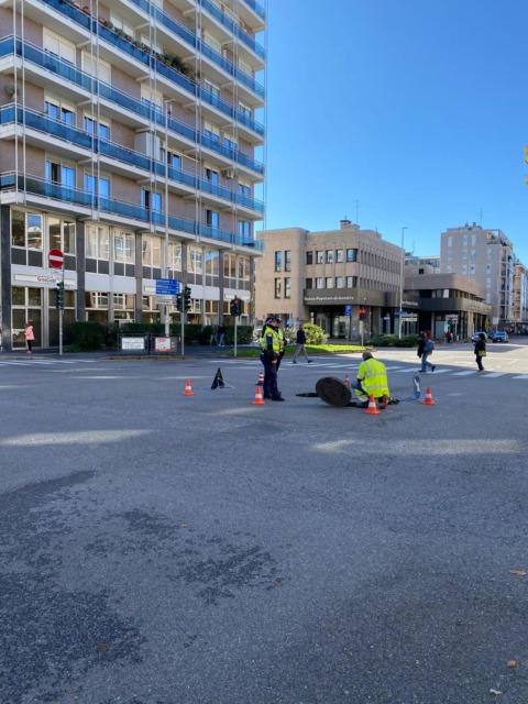Cede ancora l’asfalto,  strada transennata