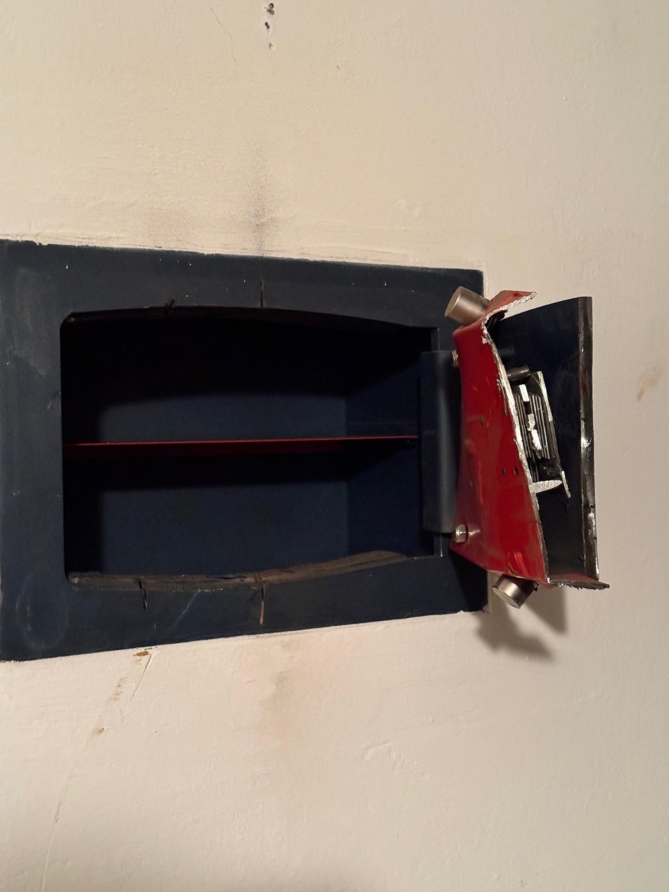 Colpo in villa, ladri assaltano la cassaforte col flessibile: bottino da capogiro