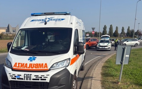 Ciclista investito da un’auto alla rotonda