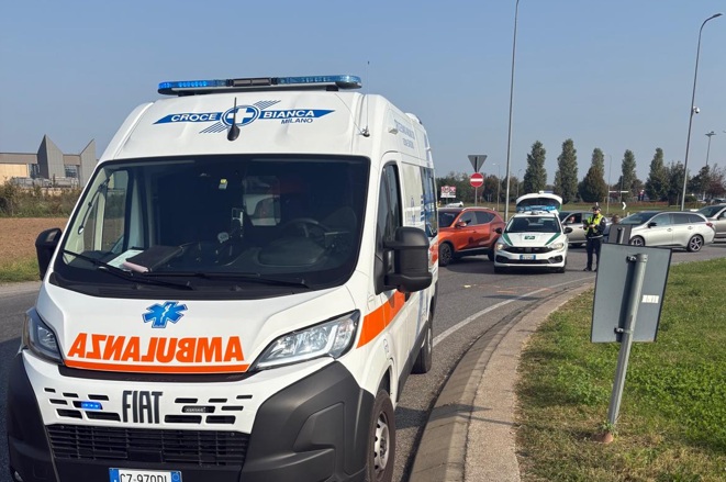 Ciclista investito da un’auto alla rotonda