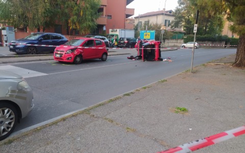 Scontro tra due auto, una si ribalta