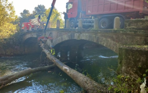 Piena del Lambro a causa del maltempo, rimossi tronchi e rami dai Ponti nel Parco
